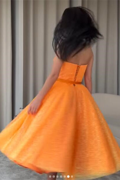 Orangefarbenes herzförmiges kurzes Abendkleid mit Pailletten und Gürtel