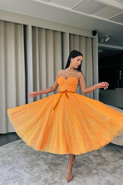 Orangefarbenes herzförmiges kurzes Abendkleid mit Pailletten und Gürtel