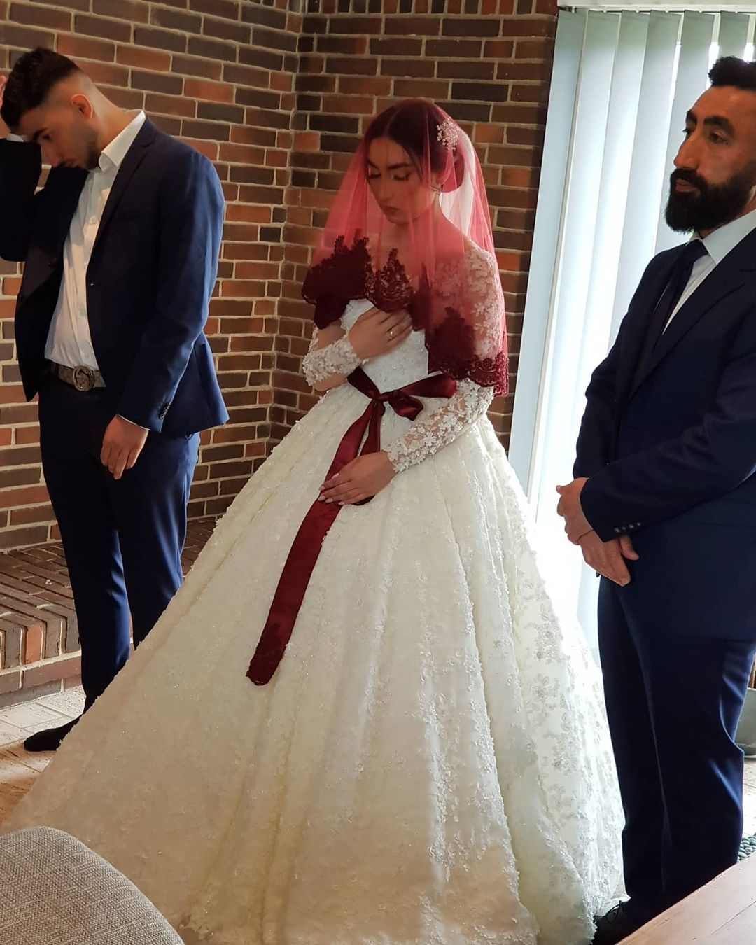 Elegante A-Linie-Brautkleider mit Spitzenapplikationen, V-Ausschnitt und langen Ärmeln