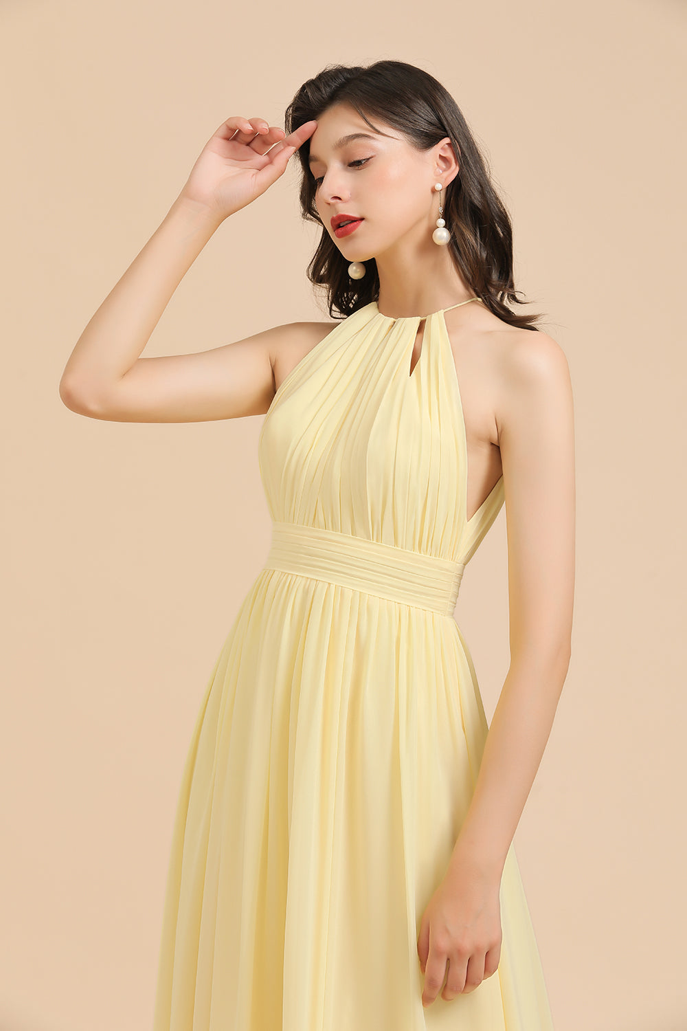 Neckholder Ärmellos Daffodil Chiffon Bridesmaid Dress with Rüschen