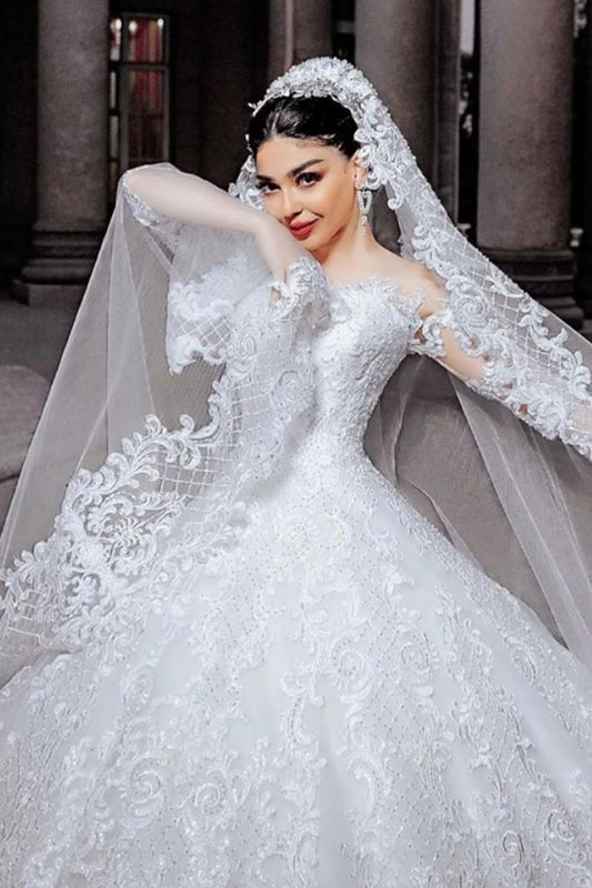 Langes Brautkleid im Prinzessin-Stil mit Perlenapplikationen