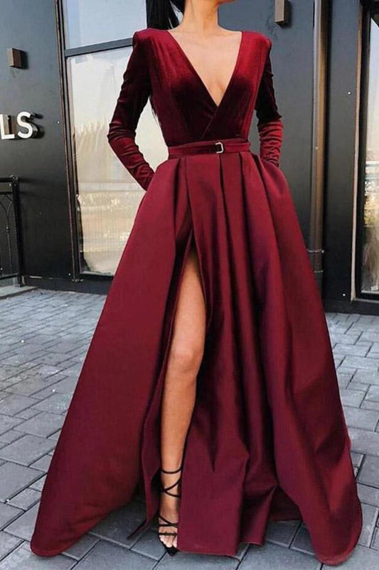 Burgunderrotes Ballkleid mit langen Ärmeln und Schlitz