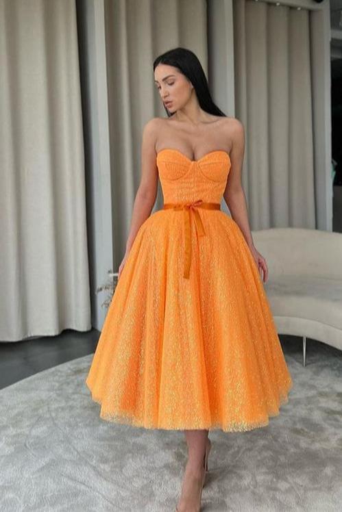 Orangefarbenes herzförmiges kurzes Abendkleid mit Pailletten und Gürtel