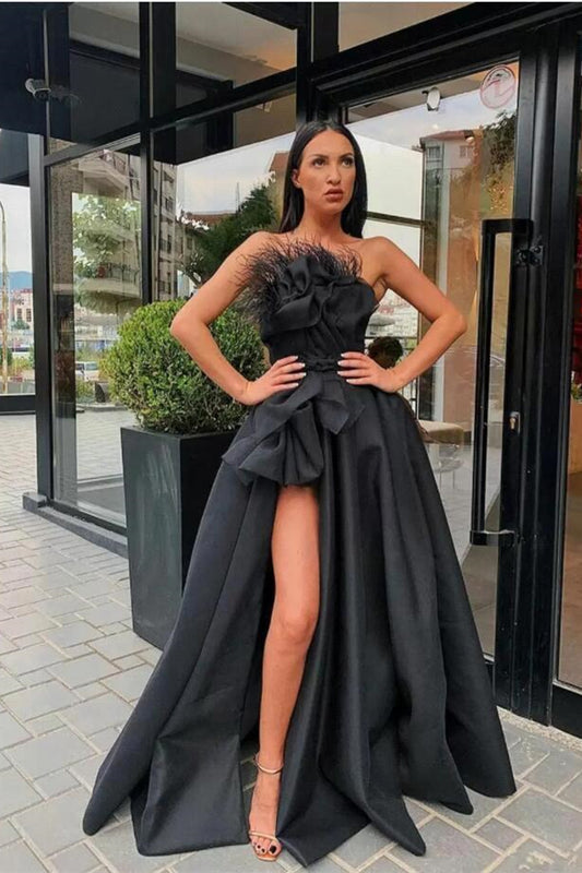 Schwarzes langes Ballkleid mit Schlitz und Feder