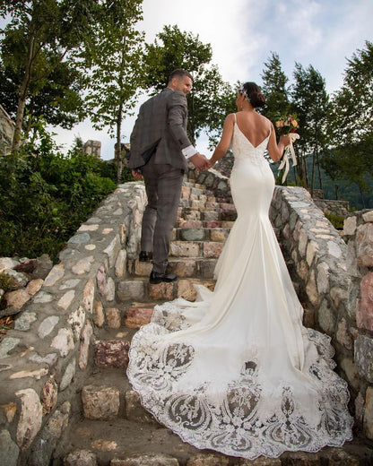 Rückenfreies, langes Meerjungfrau-Brautkleid mit V-Ausschnitt, Spaghettiträgern und Spitzenapplikationen